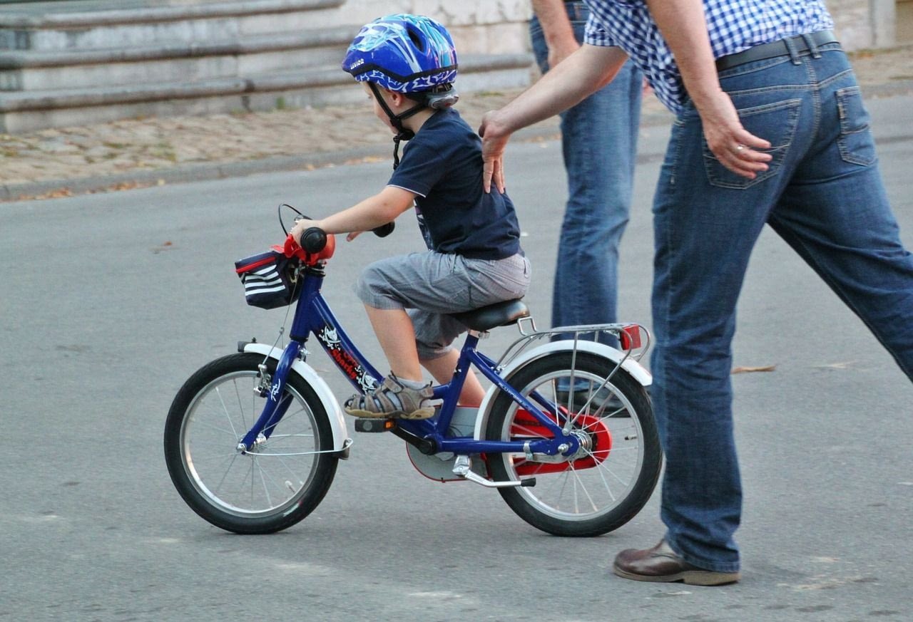 niño en bici