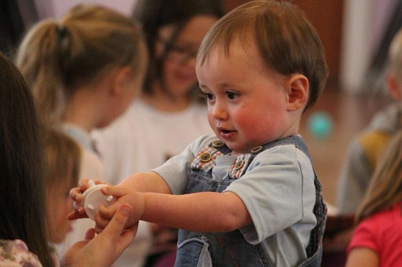 niño en guardería comparte